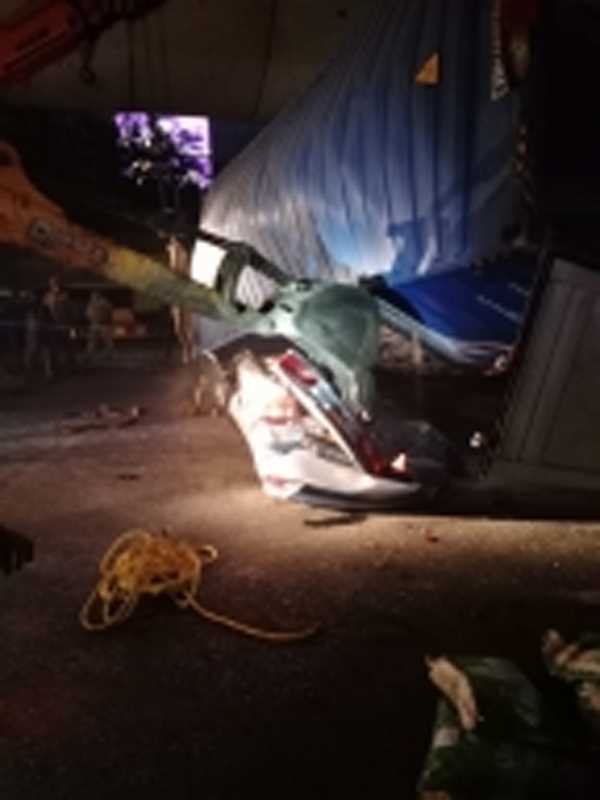 दिल्ली : कार पर गिरा ट्रक, 2 की मौत